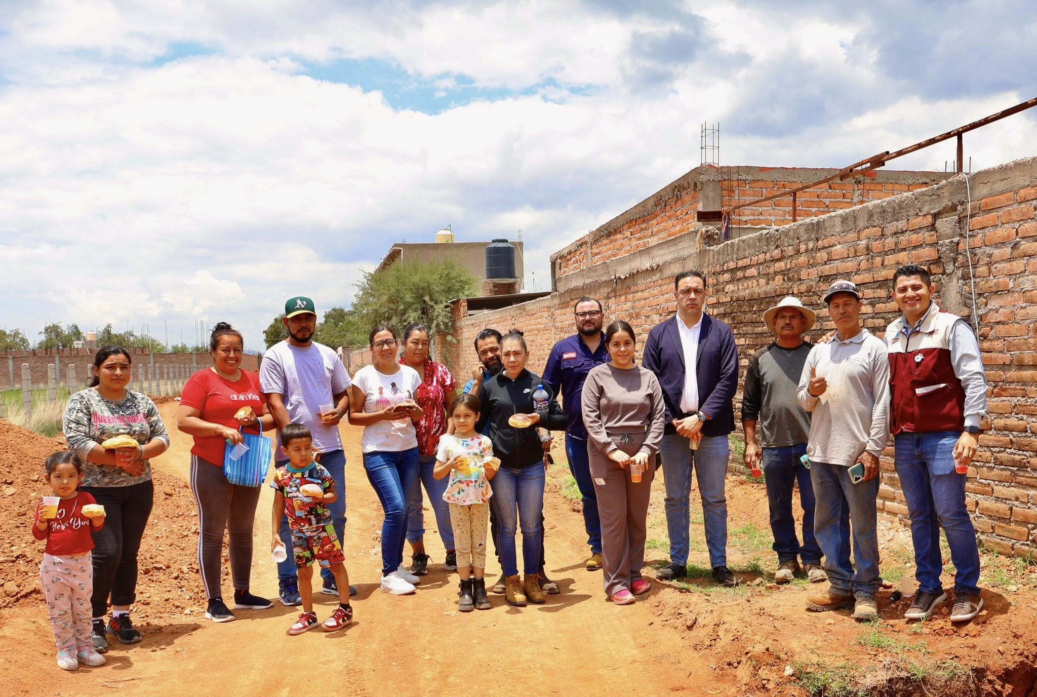 💧🚧 ¡Ampliamos la red de agua potable y drenaje en beneficio de nuestra comunidad de Puerta del Muerto! 🚧💧 Seguimos trabajando por un Rincón de Romos más digno y con servicios básicos para todas y todos. Hoy avanzamos con la obra de ampliación de red de drenaje y agua potable, una acción que mejorará directamente la calidad de vida de las familias, asegurando acceso a agua limpia y un sistema sanitario eficiente. 🙌🏽🏡 Esta obra es posible gracias a la coordinación entre la población beneficiada, el H. Ayuntamiento de Rincón de Romos, la Dirección de Obras Públicas y el Organismo Operador del Agua Potable, Alcantarillado y Saneamiento (OOAPAS). 🤝 ✅ Mejor salud ✅ Mejor infraestructura ✅ Mejor futuro para nuestras familias Porque cuando sumamos esfuerzos, transformamos comunidades. 💙 #TransformandoRincónDeRomos #UnOrganismoQueTransforma #ObrasQueDanVida