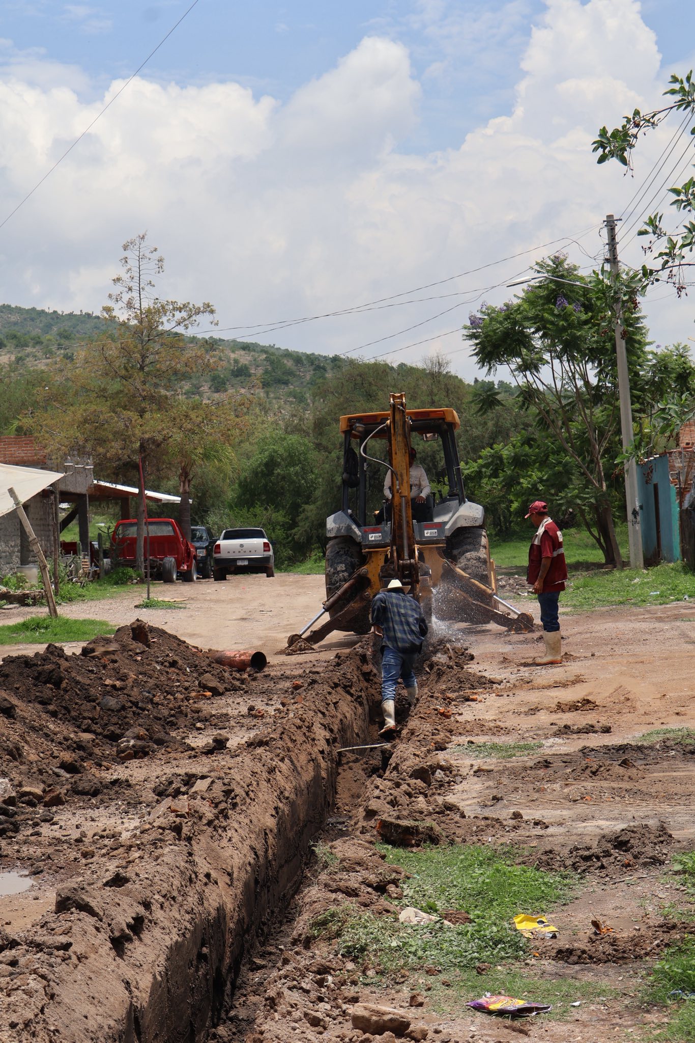 Este 7 de julio de 2025 dimos inicio a una nueva obra que transforma. En la calle 20 de Noviembre, de la Colonia Héctor Hugo Olivares Santana, en Pabellón de Hidalgo, comenzamos con los trabajos de reposición de tubería de drenaje debido al colapso de la red existente. Serán aproximadamente 60 metros de nueva tubería los que se instalarán para garantizar un servicio digno, seguro y funcional para las y los habitantes de esta calle . 👷‍♂️🚿 Porque cuando se trabaja con compromiso y visión, el bienestar de nuestro municipio avanza. #TransformandoRincónDeRomos #UnOrganismoQueTransforma 💧✨