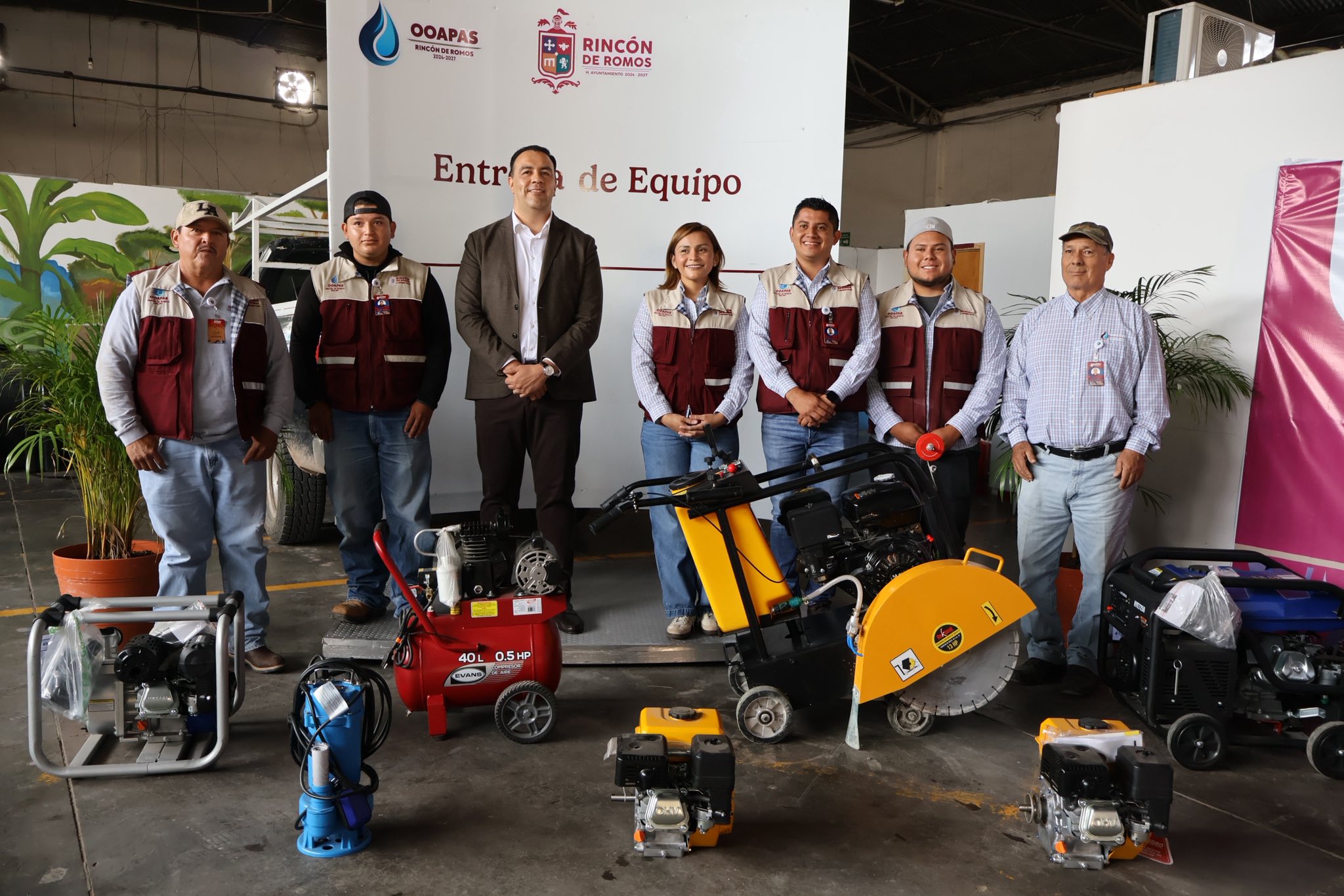 ¡Más equipamiento, más transformación!🚛📦🌎 Este lunes 7 de julio, en un acto de compromiso y visión con el pueblo, se llevó a cabo la entrega de equipamiento al Organismo Operador del Agua de Rincón de Romos, con una inversión de $101,435.99 pesos, destinada a fortalecer nuestras capacidades operativas. 💧Gracias a esta gestión, se optimiza la atención a reportes, el mantenimiento de redes y el servicio a cada rincón de nuestro municipio.💧Todo esto es posible gracias a la visión firme y transformadora de nuestro presidente, el Dr. Erick Muro Sánchez, quien trabaja día con día por un municipio más justo, digno y funcional para todas y todos. La transformación no se detiene. En Rincón de Romos, el cambio se vive con hechos, no con palabras. #TransformandoRincónDeRomos #UnOrganismoQueTransforma #ConElPuebloTodo #GobiernoDeLaTransformación #OOAPASErick Muro Sánchez