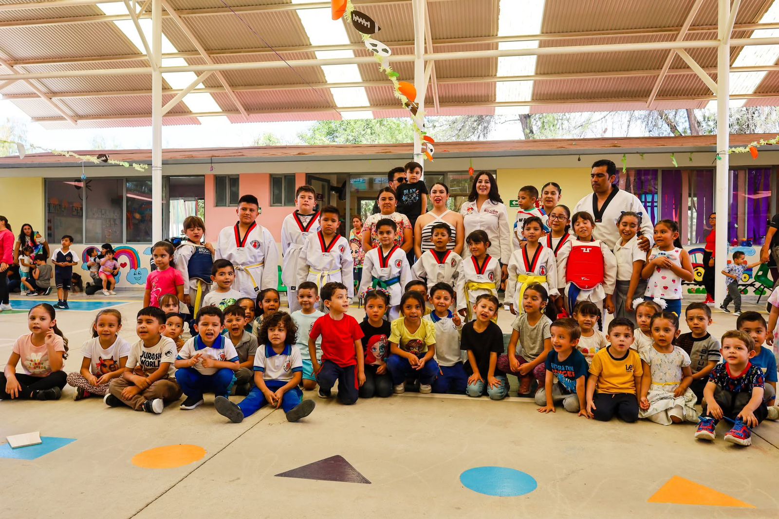 Promoviendo el deporte y los valores en nuestra infancia! 🥋✨  En el CAI-DIF seguimos trabajando por el bienestar de nuestros niños y niñas, y estamos emocionados de anunciar el Taller de Taekwondo como parte de nuestras acciones de mejora.  Este deporte no solo fomenta la actividad física, sino que también ayuda a desarrollar disciplina, respeto y confianza en nuestros pequeños. ¡Una excelente manera de mantenerse saludables mientras aprenden valores importantes!